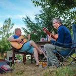 Weinrote Jurte Fuer Geniesser Glamping