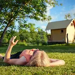 Glamping Weinrote Jurte Fuer Geniesser *