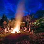 Glamping Weinrote Jurte Fuer Geniesser