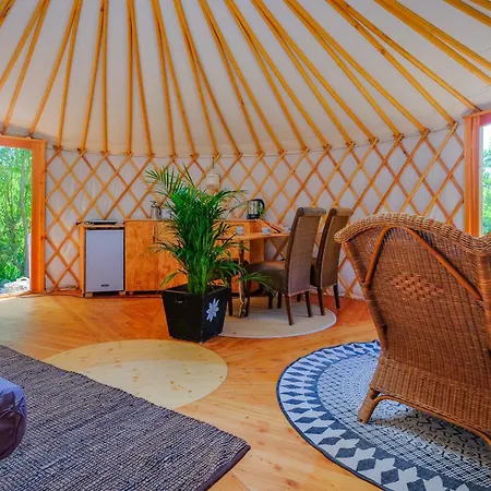 Weinrote Jurte Fuer Geniesser Babelin