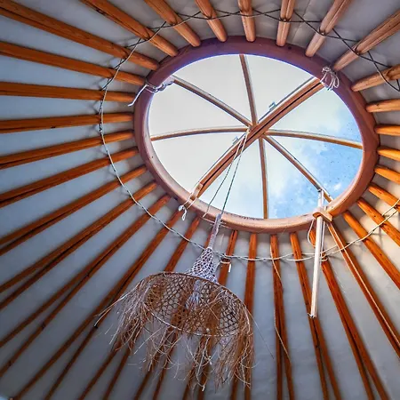 Weinrote Jurte Fuer Geniesser Babelin