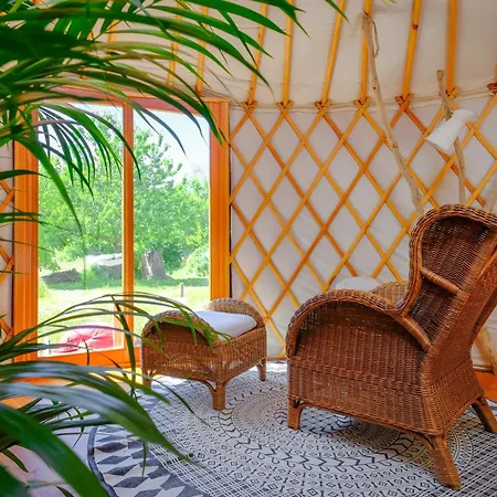 Weinrote Jurte Fuer Geniesser * Babelin