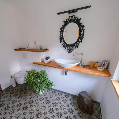 Weinrote Jurte Fuer Geniesser