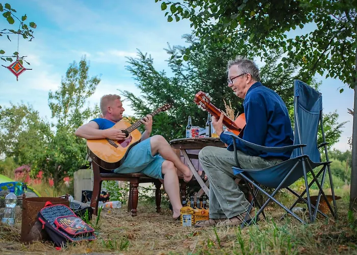 Weinrote Jurte Fuer Geniesser Luxuszelt