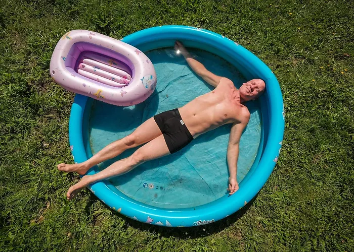 Weinrote Jurte Fuer Geniesser