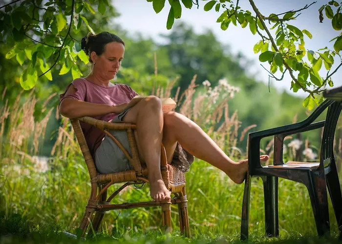 Luxuszelt Weinrote Jurte Fuer Geniesser *
