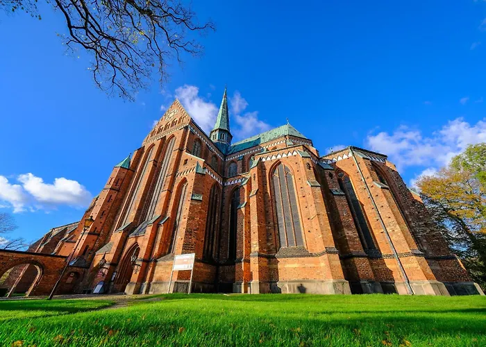 Luxuszelt Weinrote Jurte Fuer Geniesser *